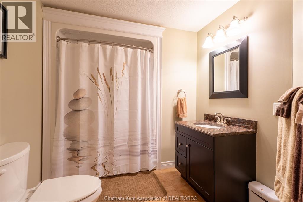 27 McIntosh AVENUE - 37