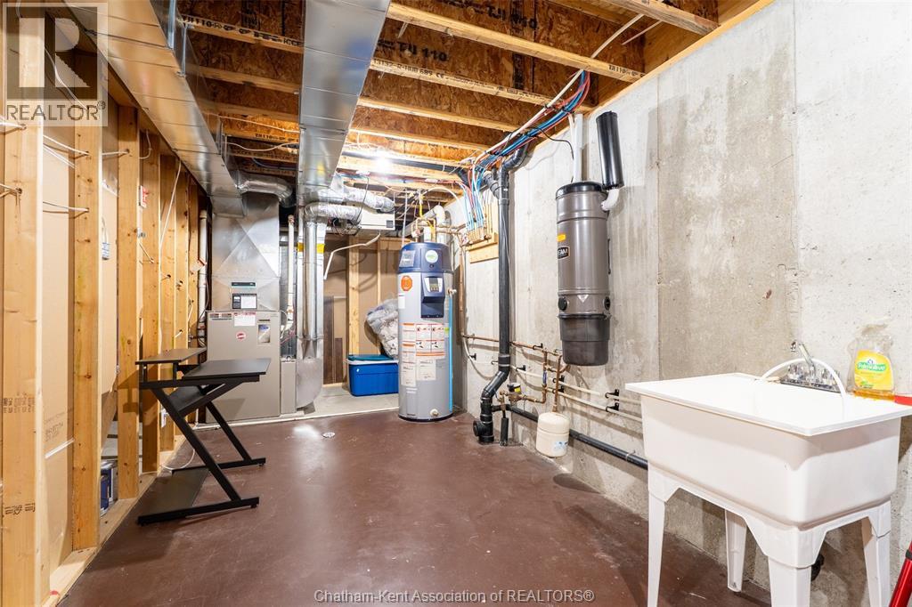 27 McIntosh AVENUE - 38