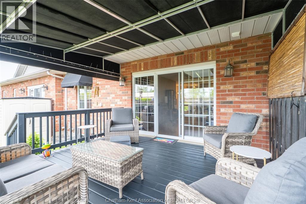 27 McIntosh AVENUE - 40