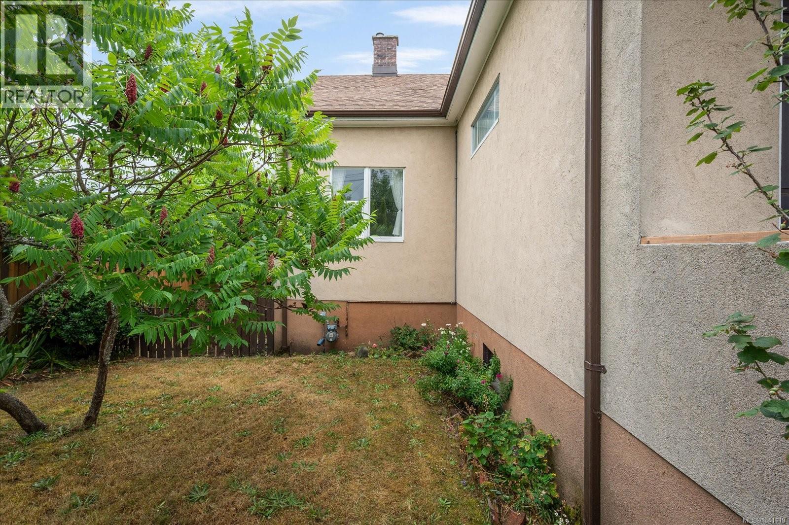 55 Haliburton St - 52