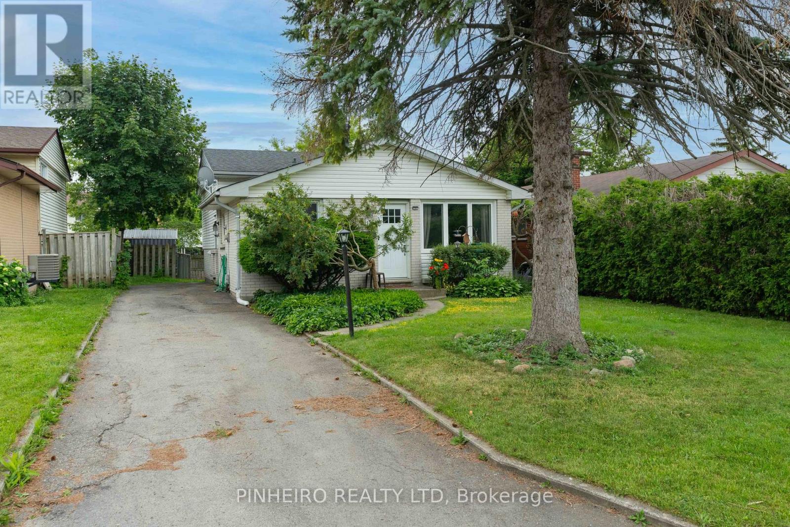 15 VILLENEUVE CRESCENT - 1