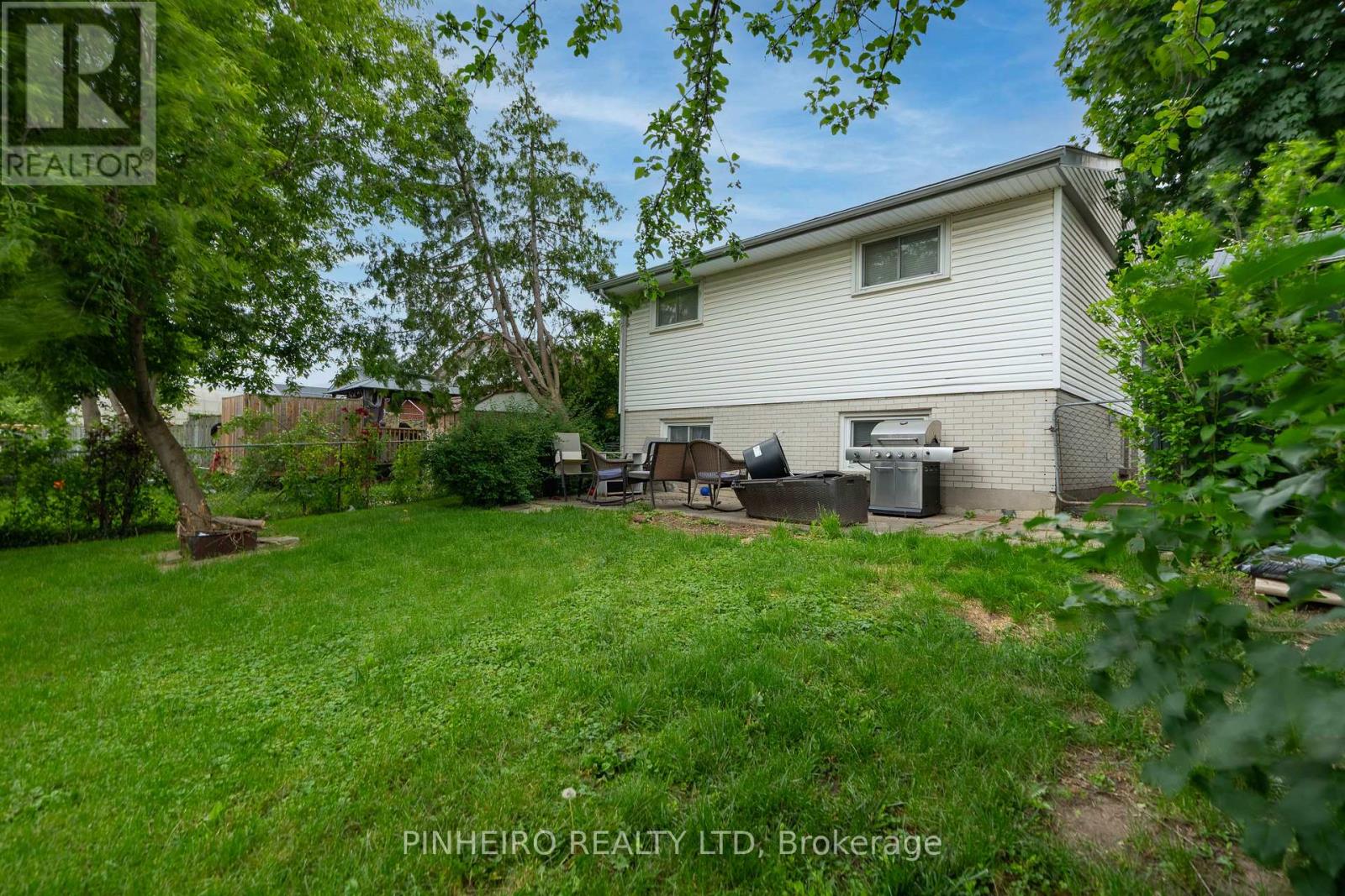 15 VILLENEUVE CRESCENT - 11