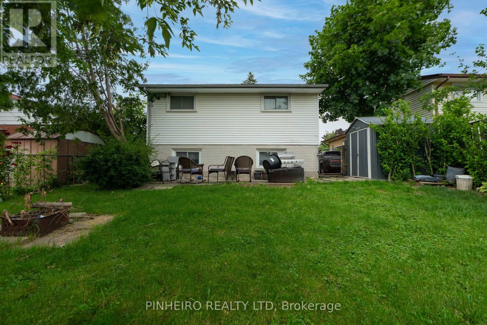15 VILLENEUVE CRESCENT - 12