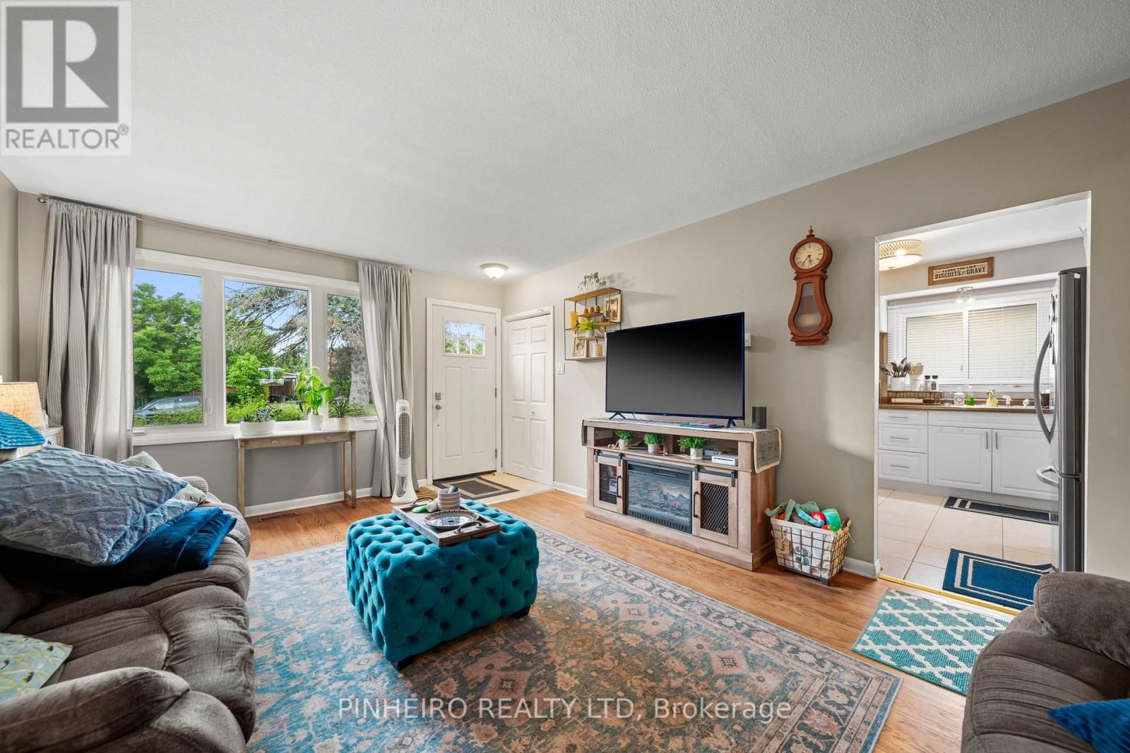 15 VILLENEUVE CRESCENT - 17