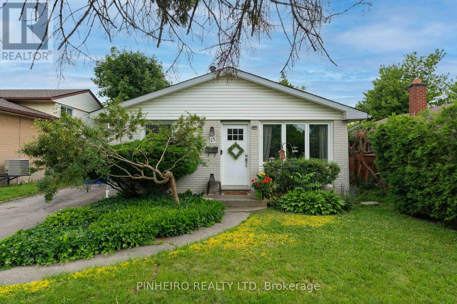15 VILLENEUVE CRESCENT - 2