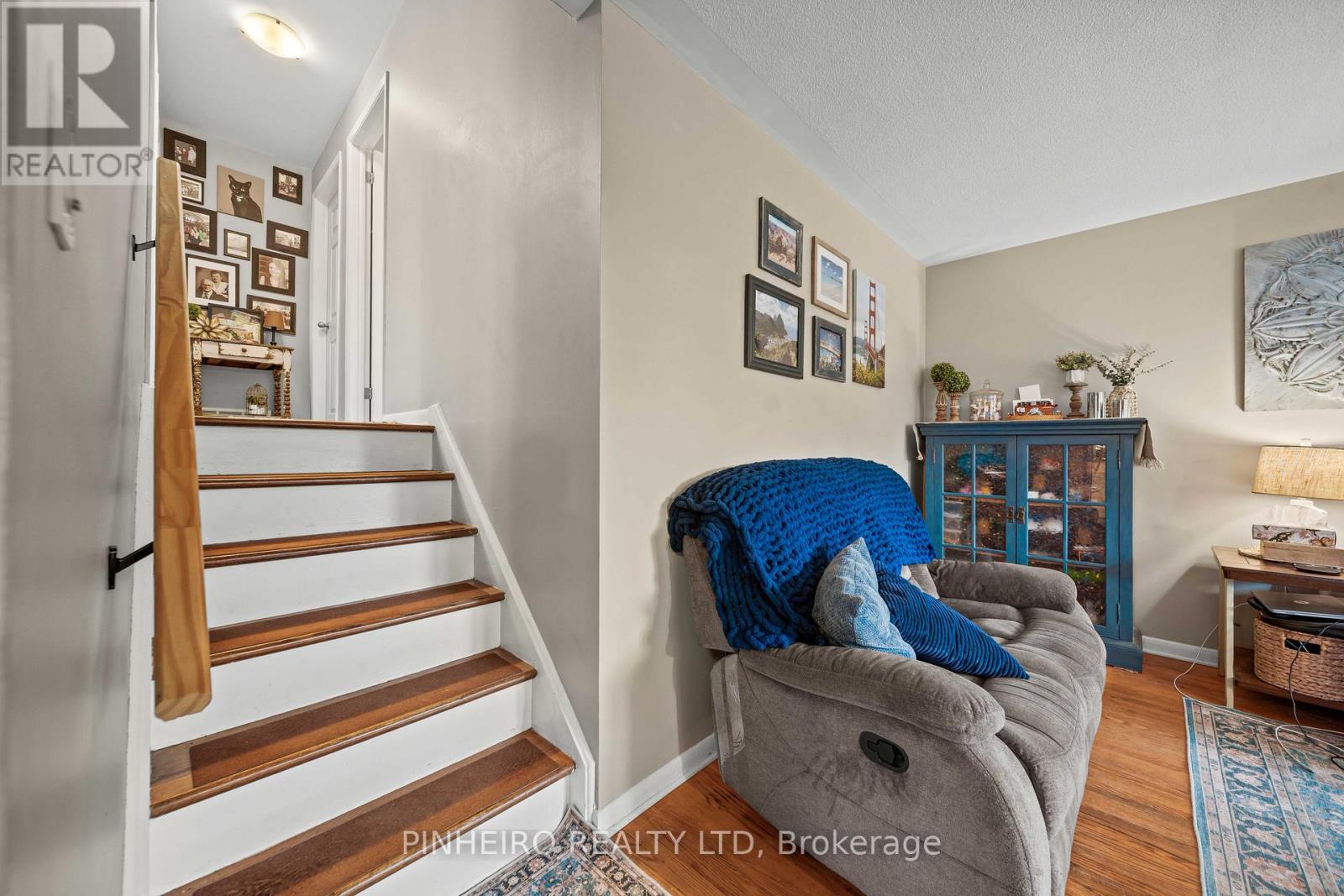 15 VILLENEUVE CRESCENT - 23