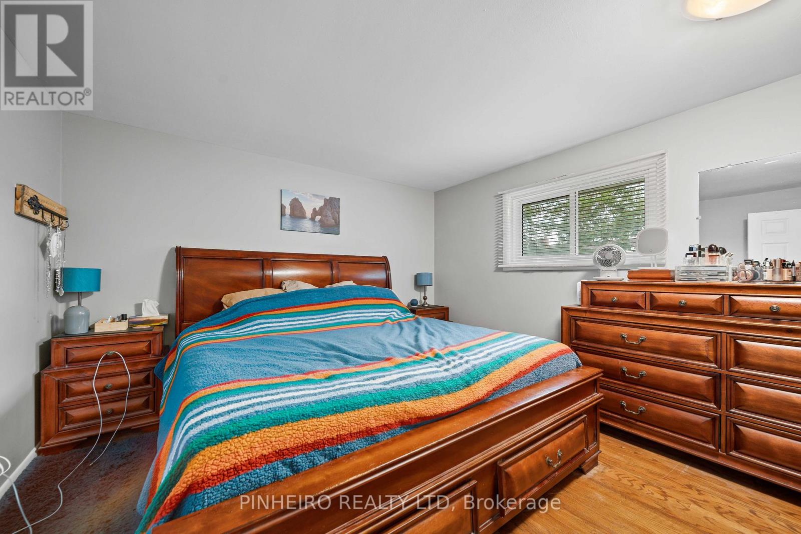 15 VILLENEUVE CRESCENT - 24