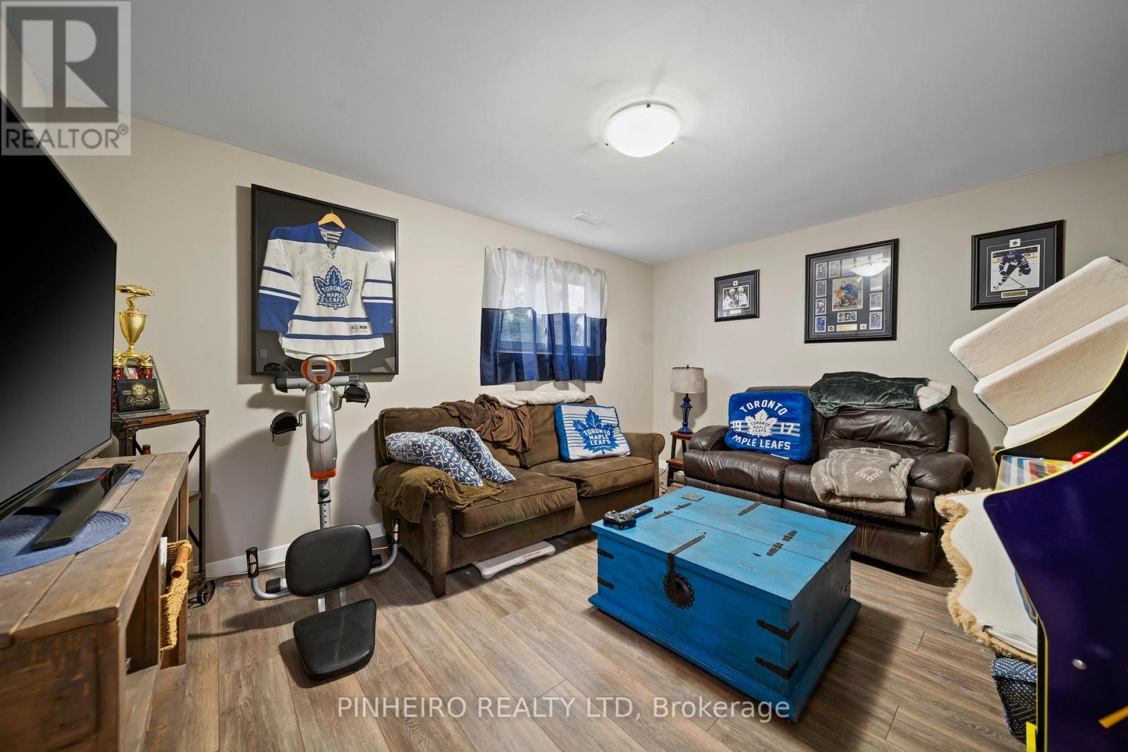 15 VILLENEUVE CRESCENT - 31