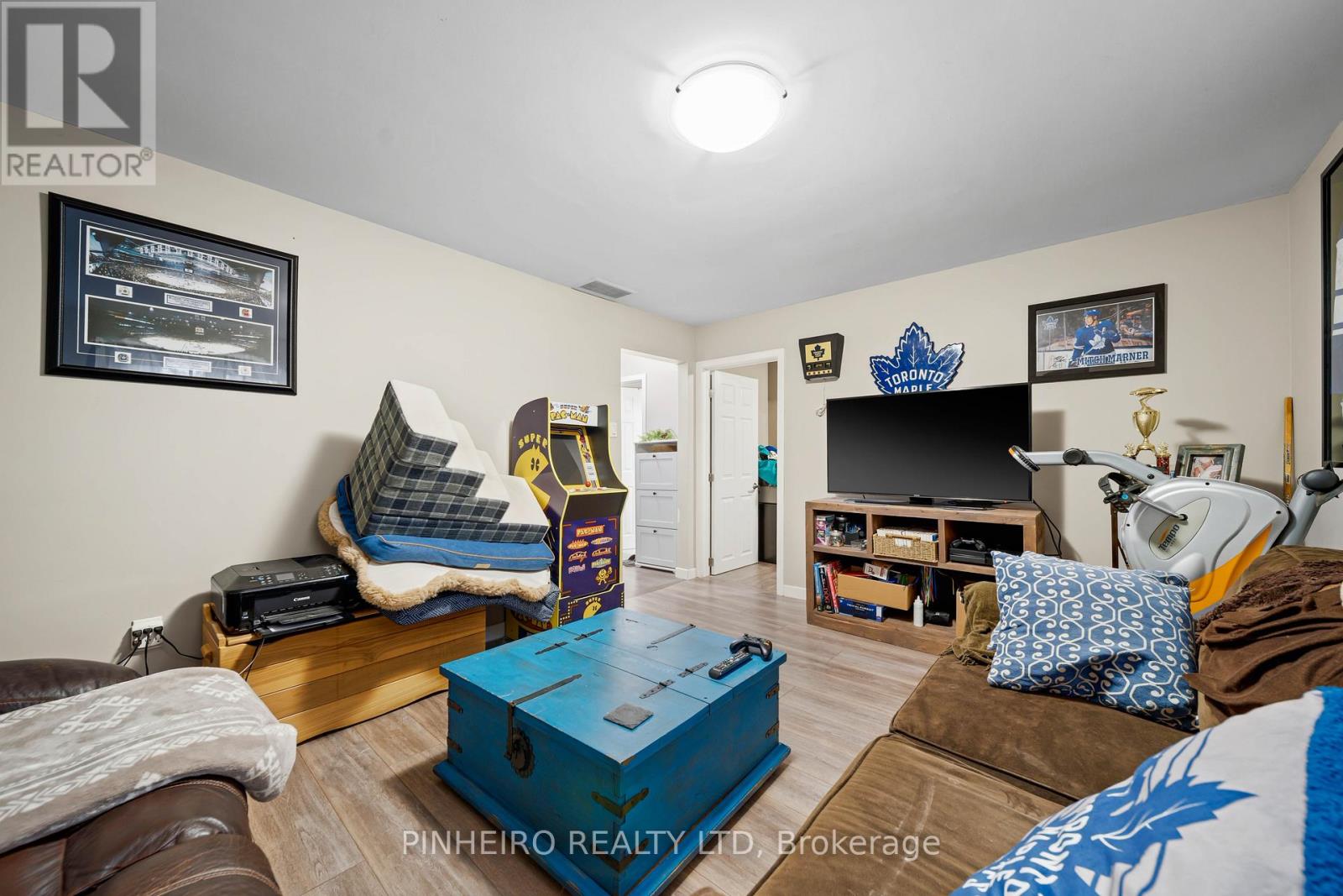 15 VILLENEUVE CRESCENT - 32