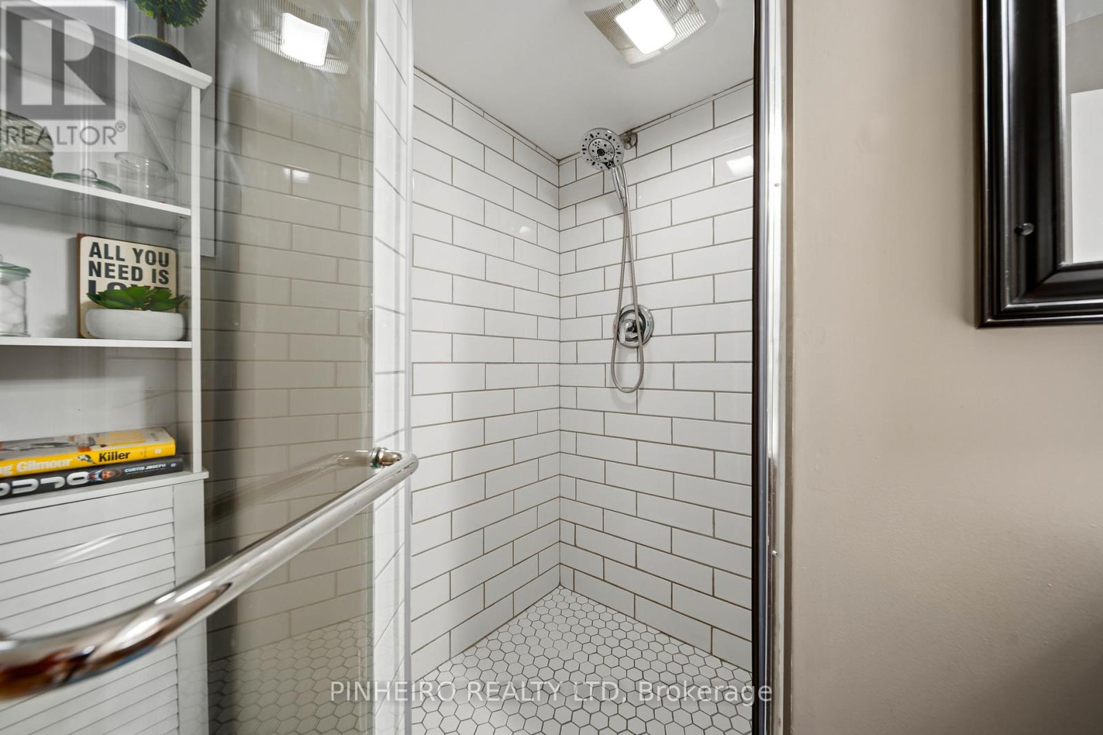 15 VILLENEUVE CRESCENT - 35