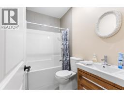 5781 Genni's Way, Sechelt, BC V7Z0N8 Photo 11