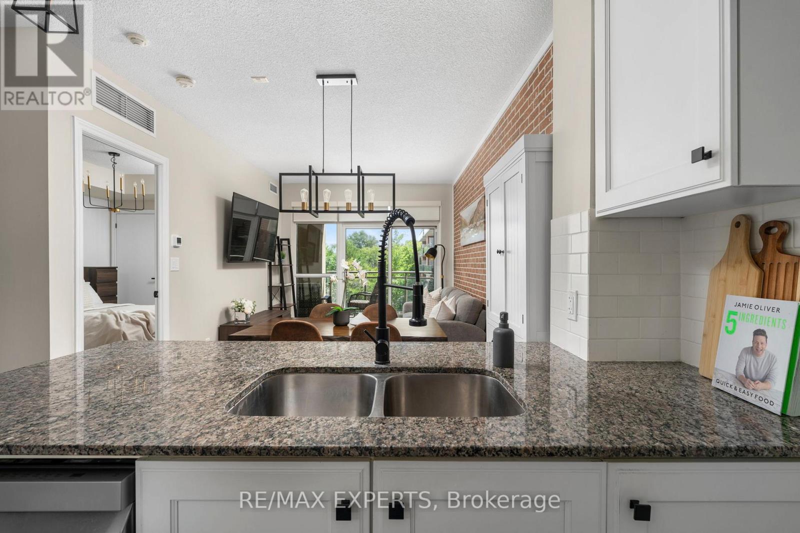 #301 281 WOODBRIDGE AVENUE - 6