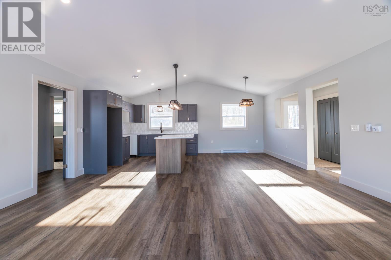 668 Whitman Road, Ward/Whitman - 17