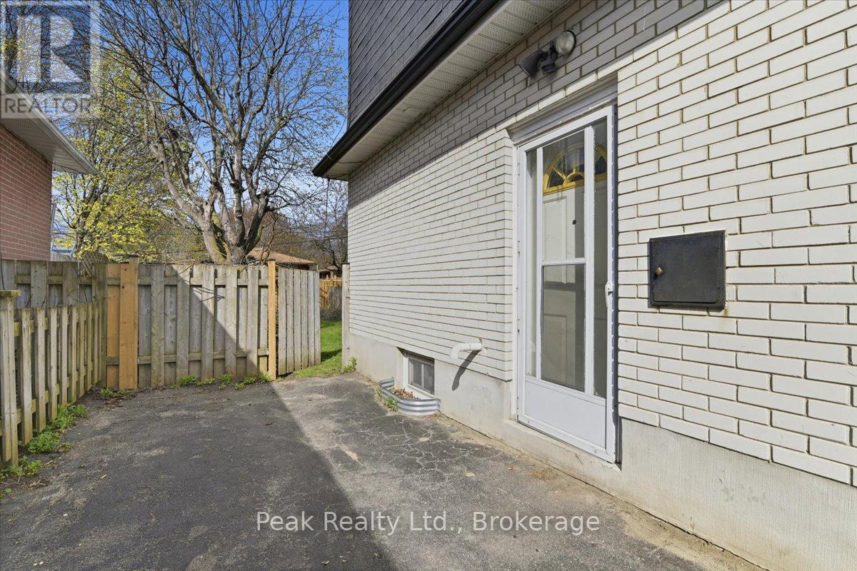 644 PERRY CRESCENT - 4