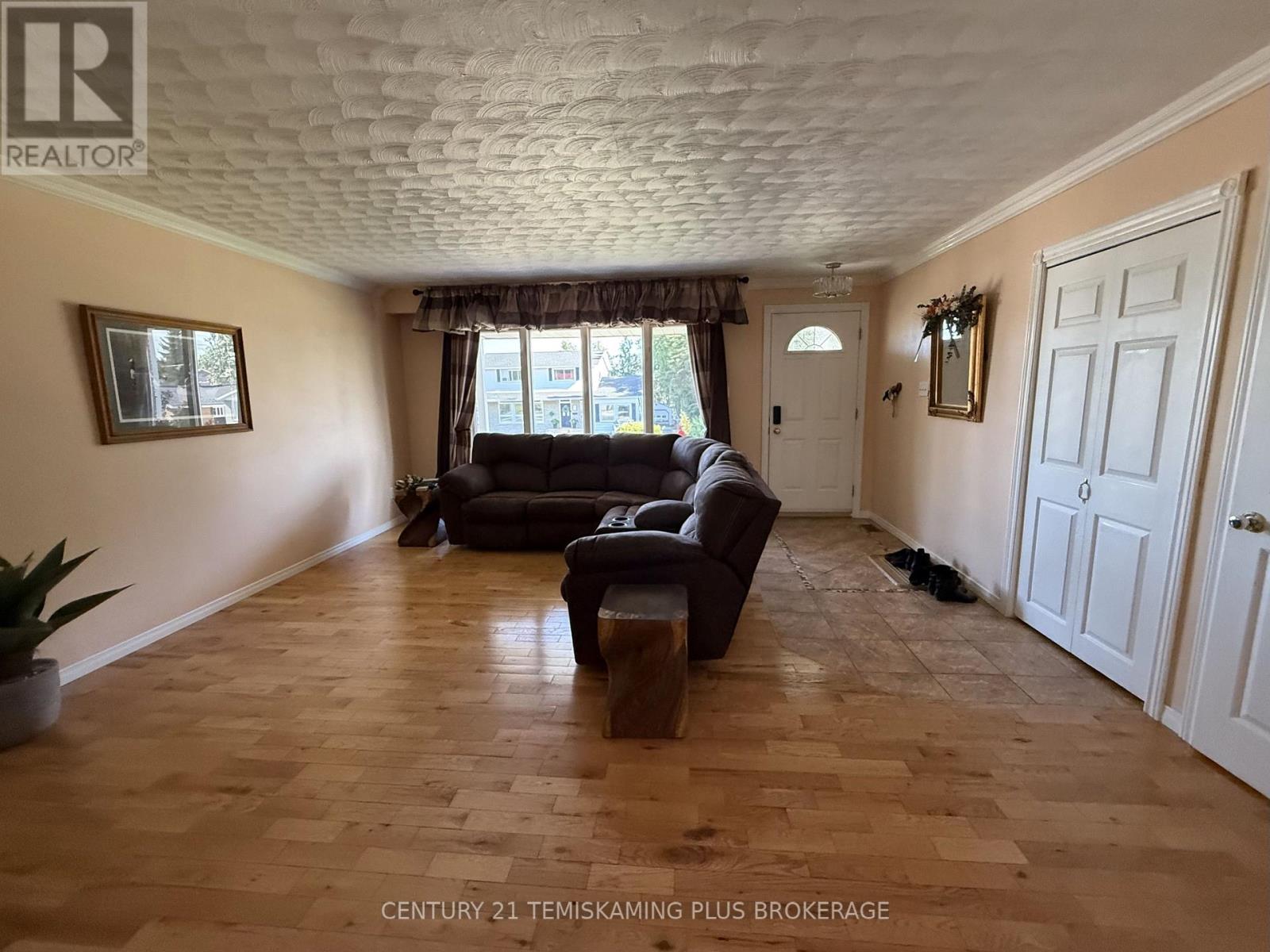 22 HARDING AVENUE - 3