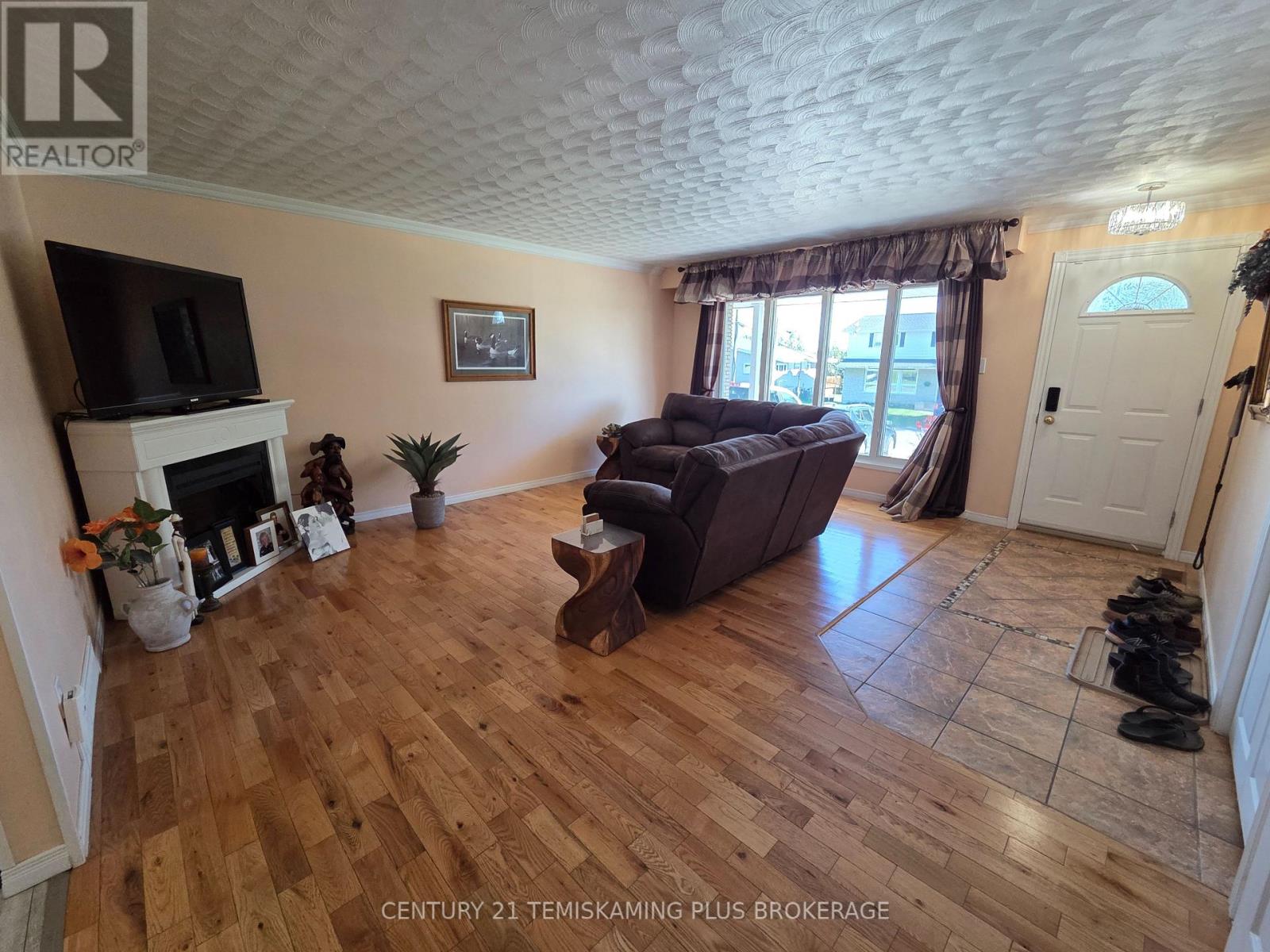 22 HARDING AVENUE - 2