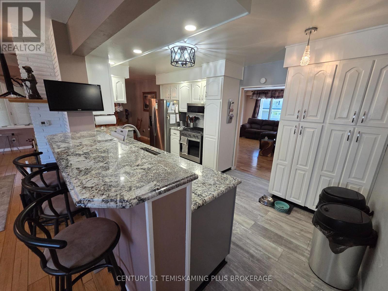 22 HARDING AVENUE - 4
