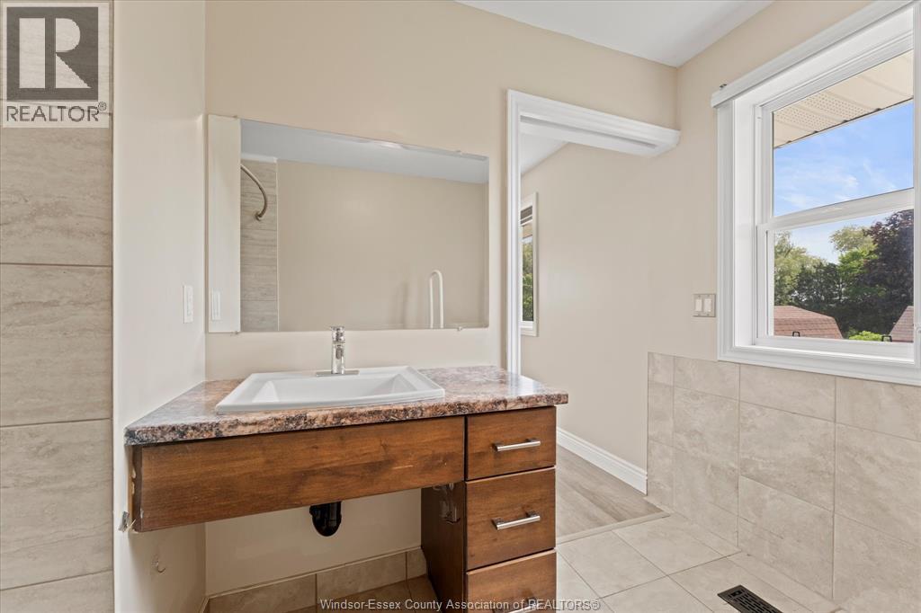 18 ELIZABETH CRESCENT - 21