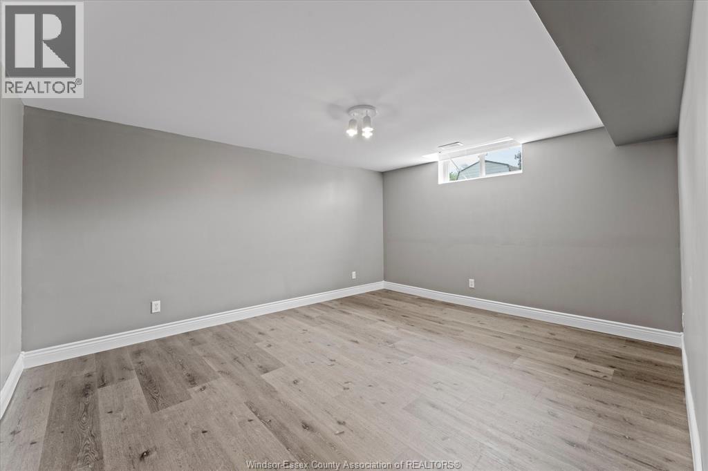 18 ELIZABETH CRESCENT - 26