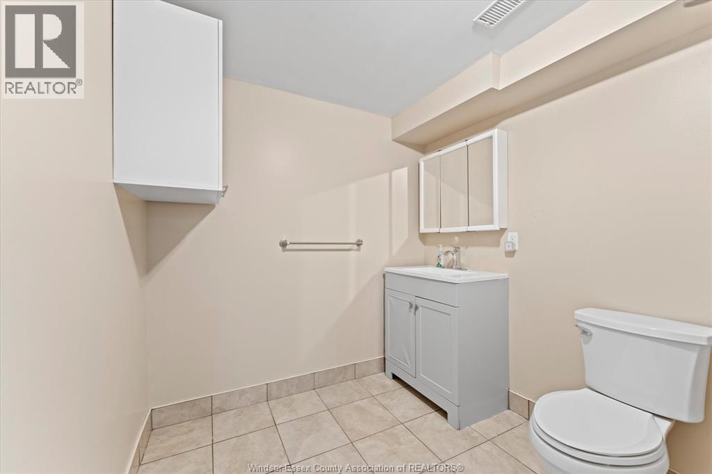 18 ELIZABETH CRESCENT - 28
