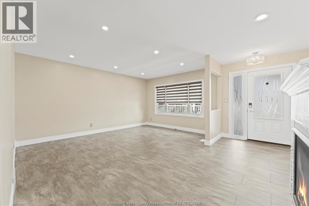 18 ELIZABETH CRESCENT - 7