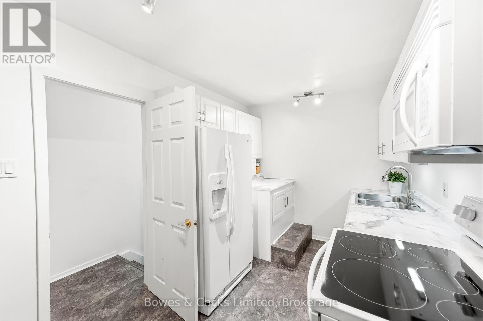 316 LEON AVENUE - 9