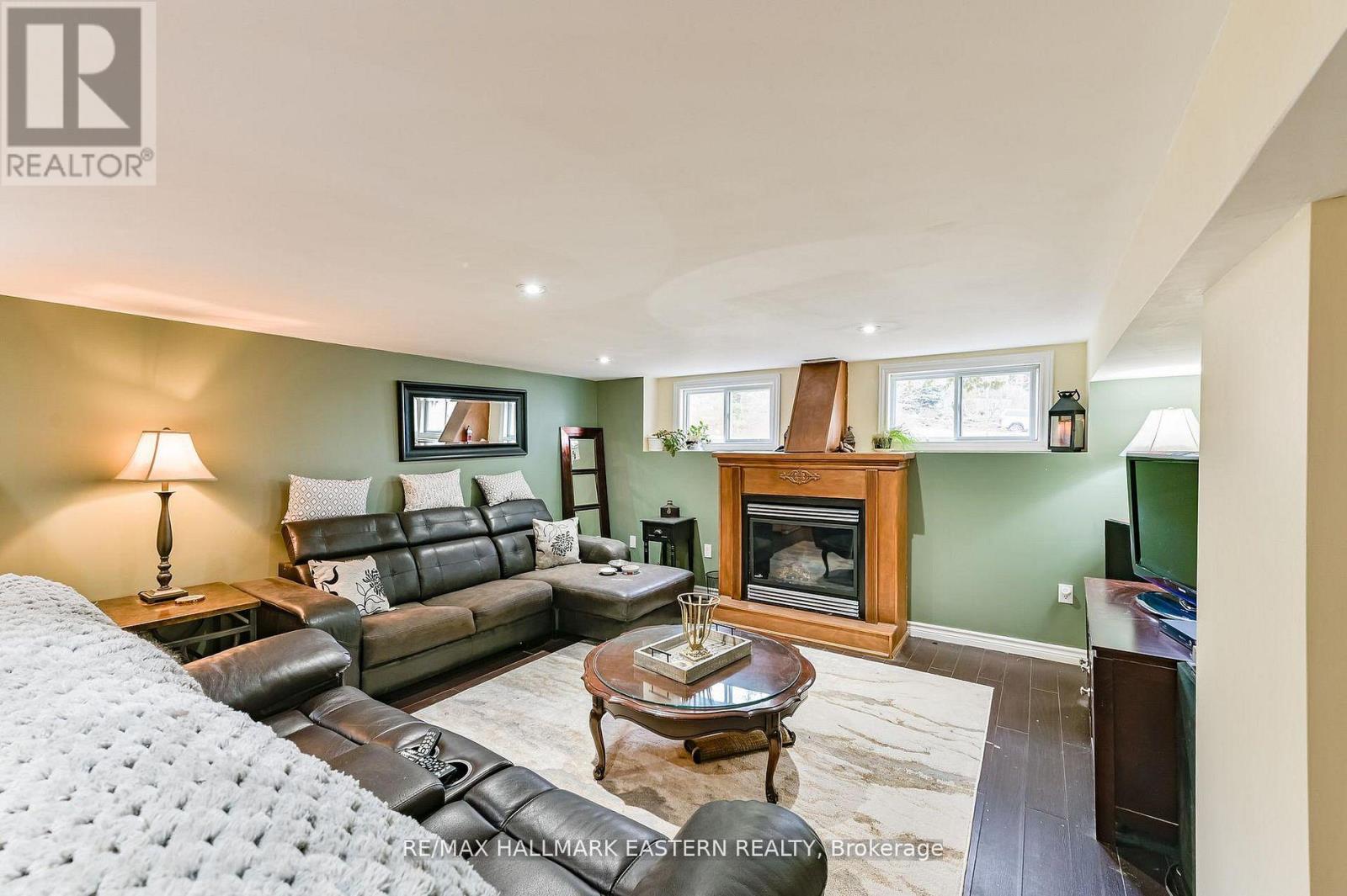 2839 PETER STREET - 23