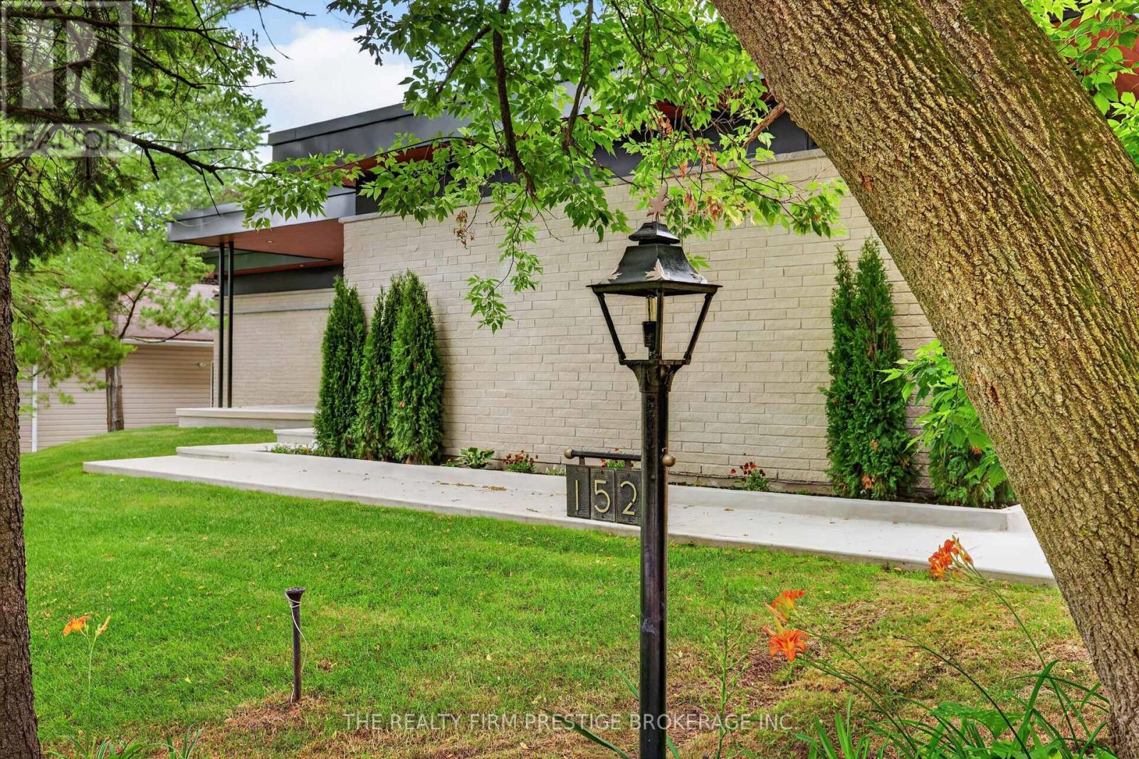 152 ST ANDREW STREET N - 2