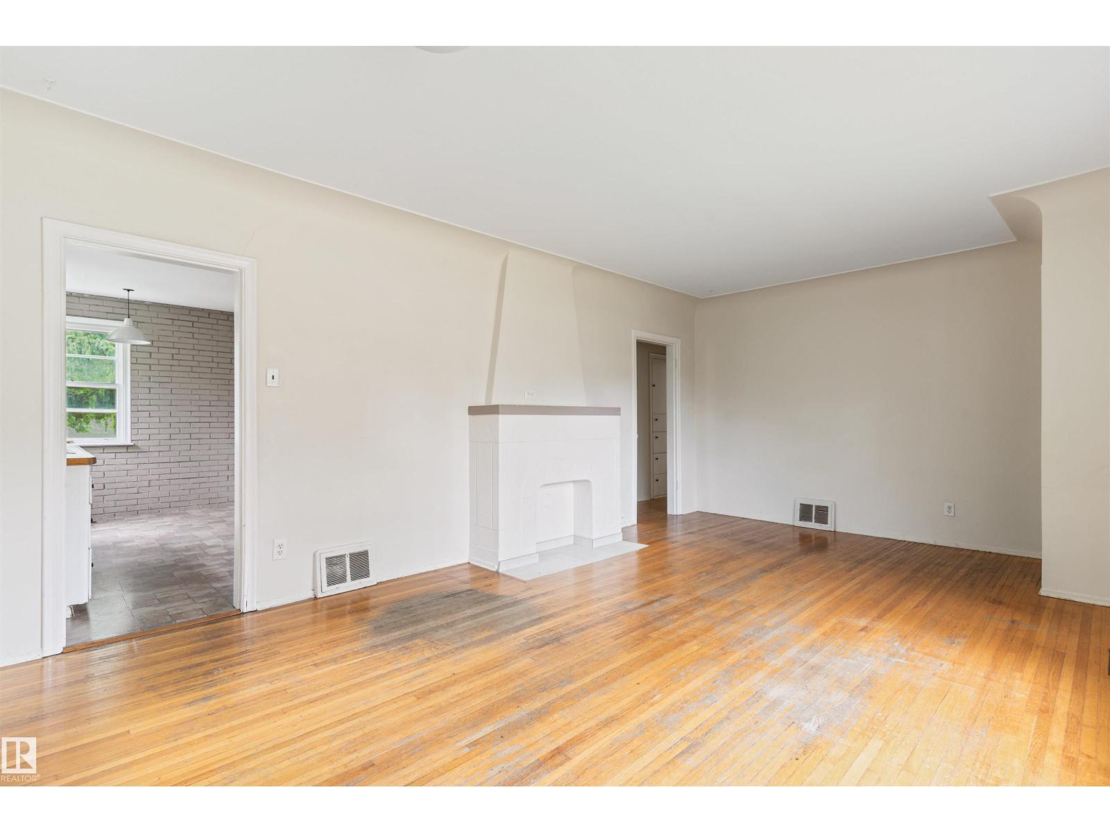 10215 138 ST NW - 11