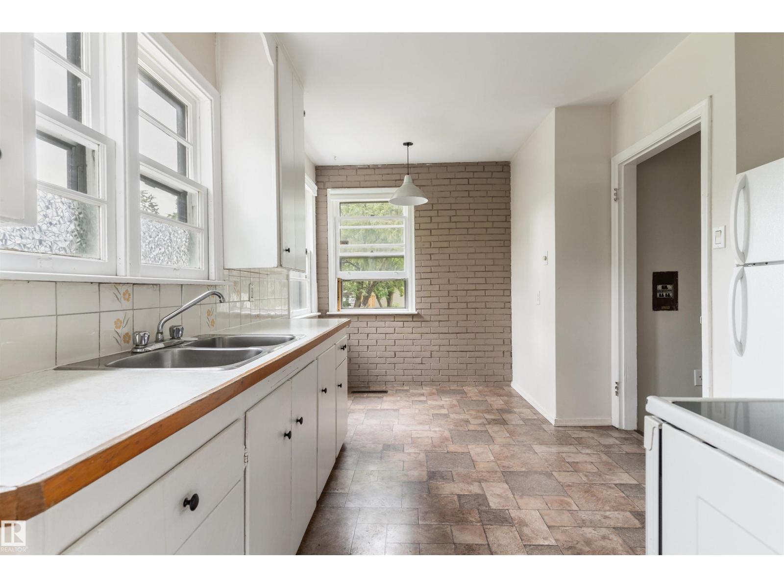 10215 138 ST NW - 14