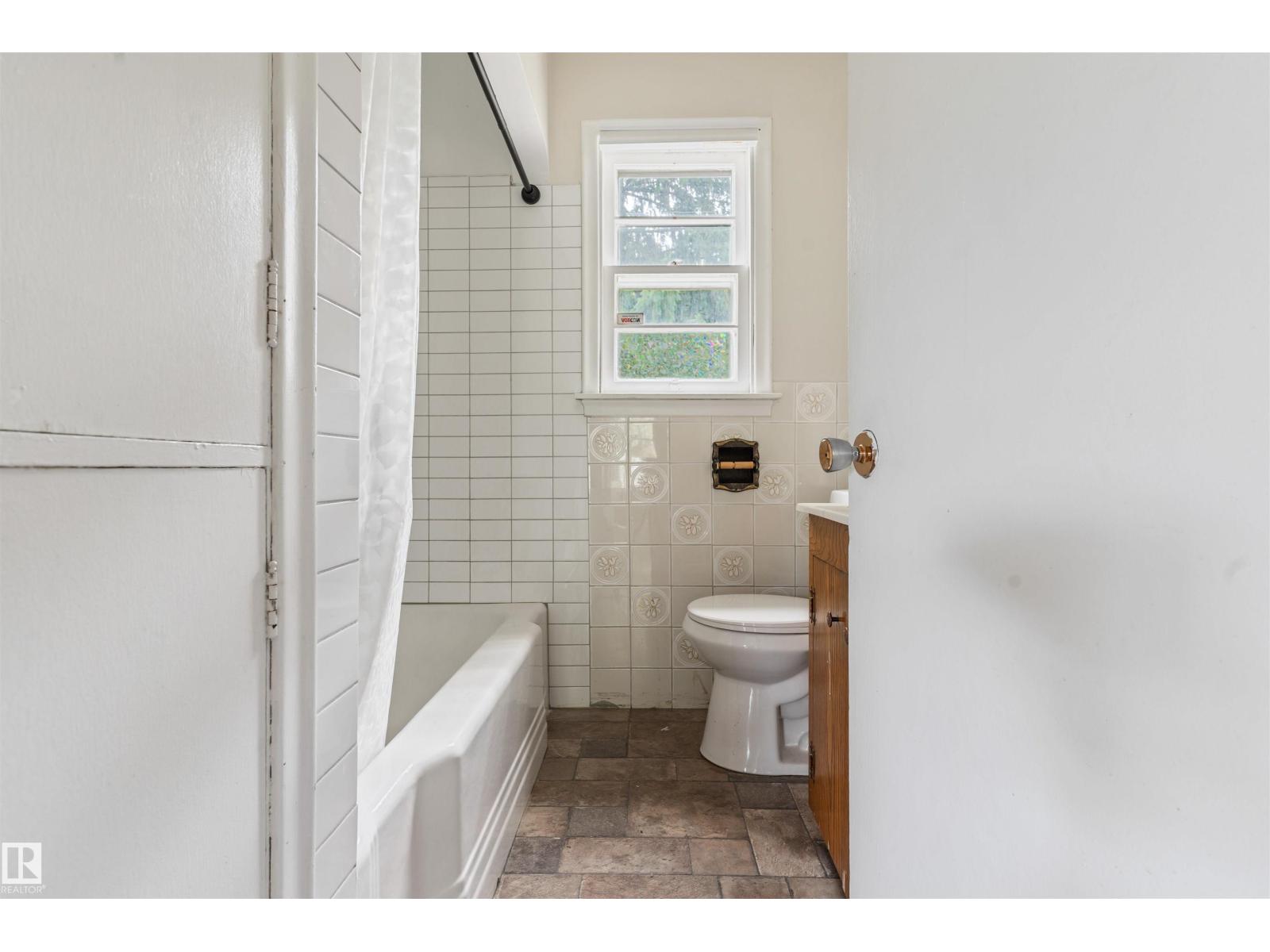 10215 138 ST NW - 22