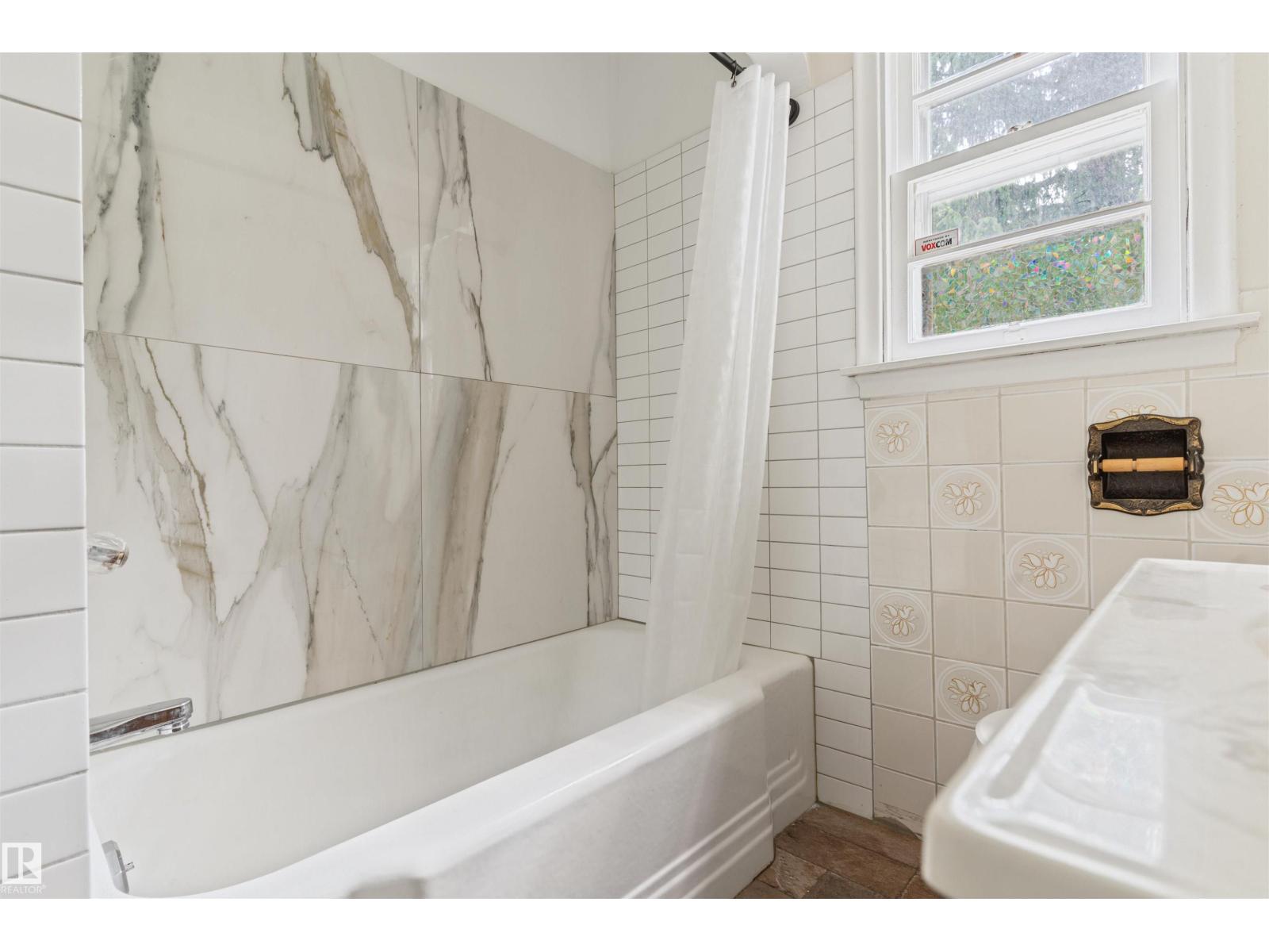 10215 138 ST NW - 23