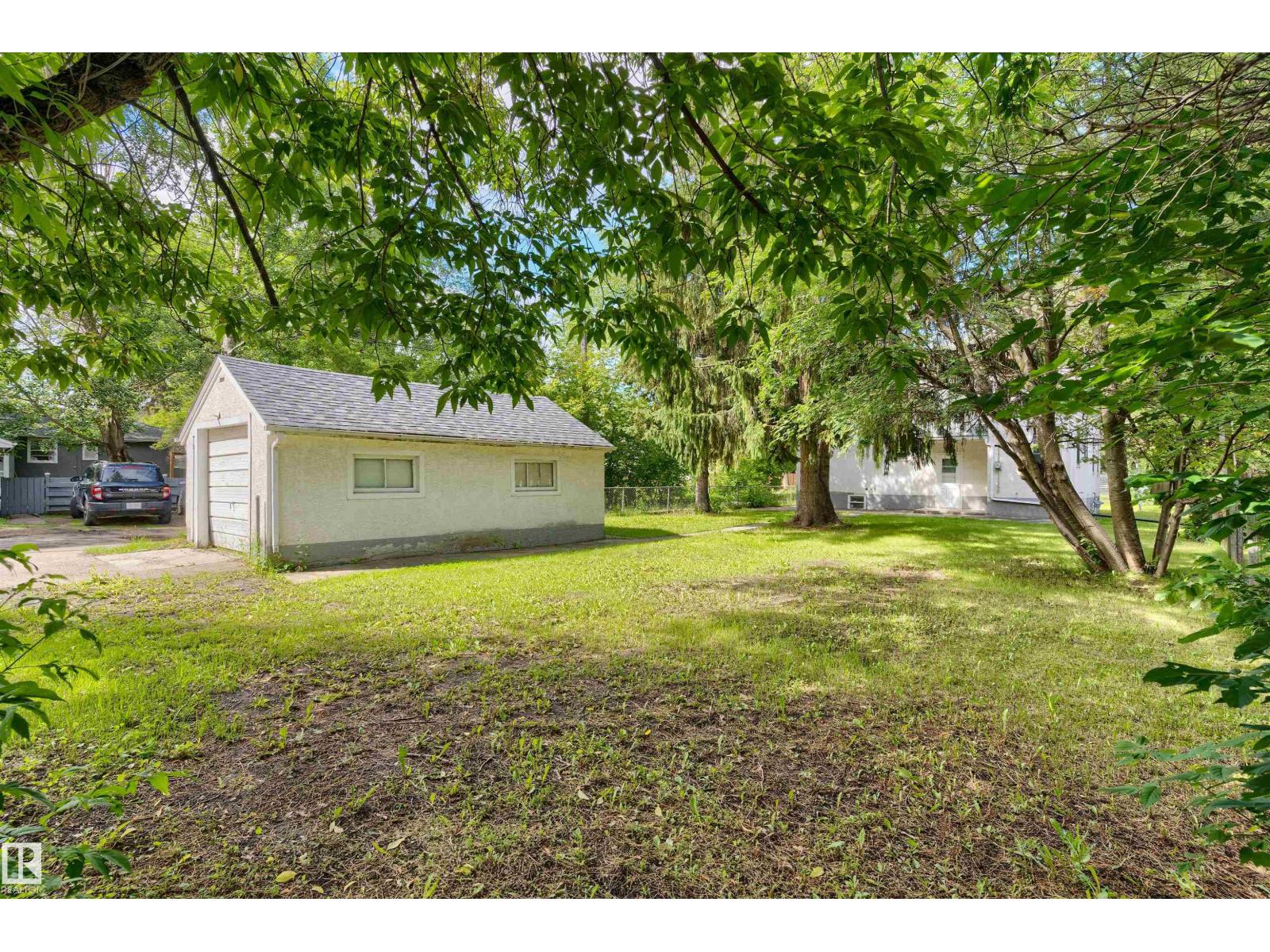 10215 138 ST NW - 37
