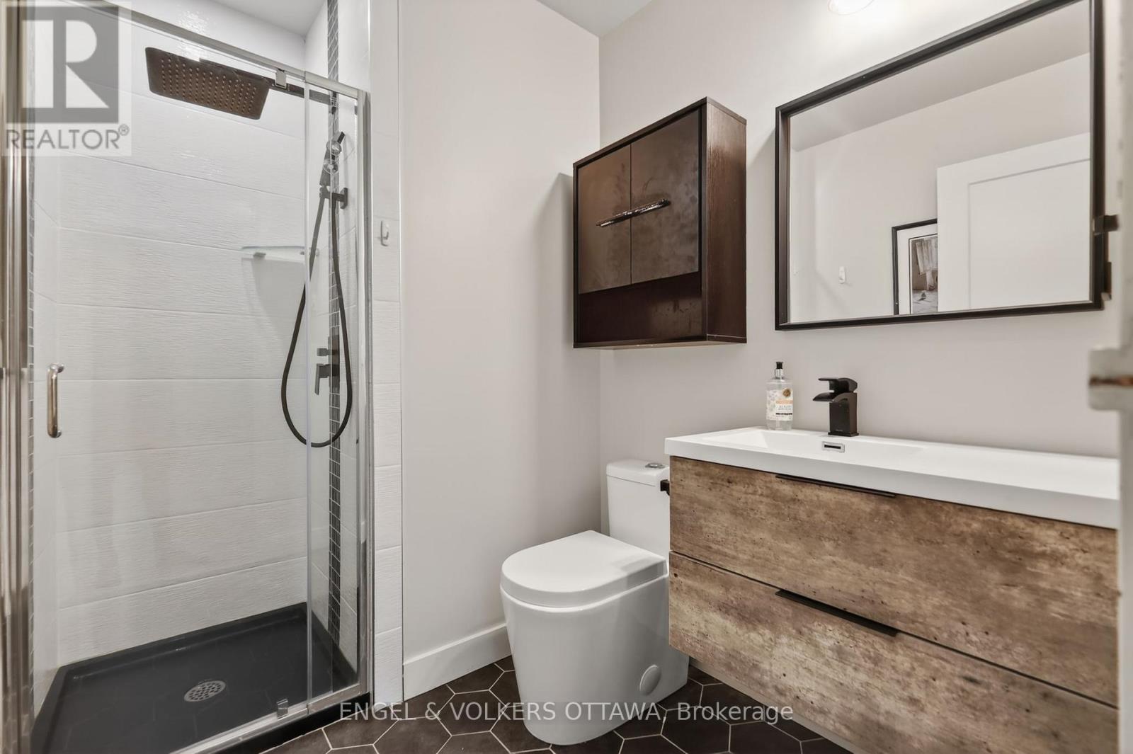#6 164 MCCLINTOCK WAY - 24