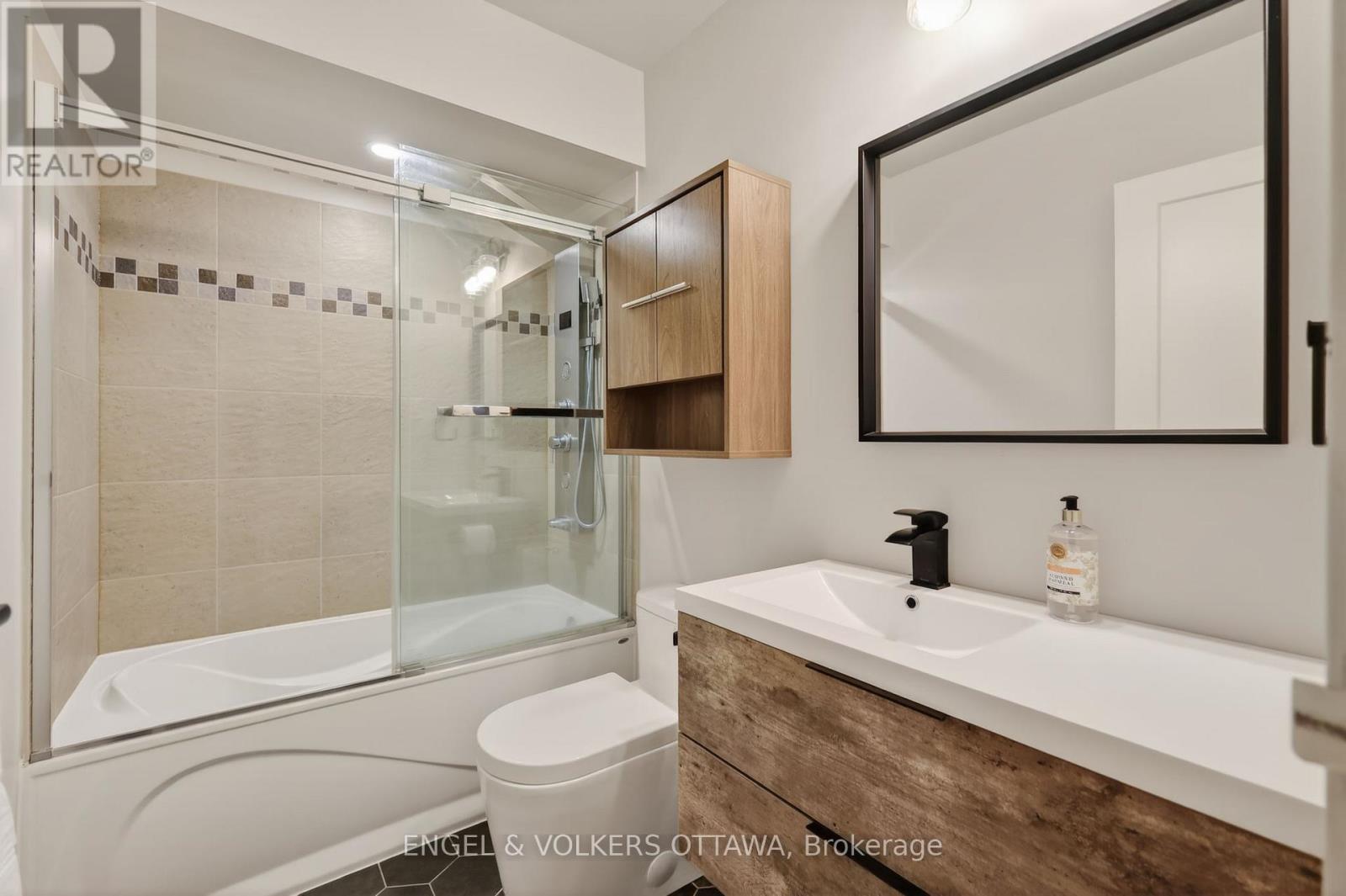#6 164 MCCLINTOCK WAY - 30