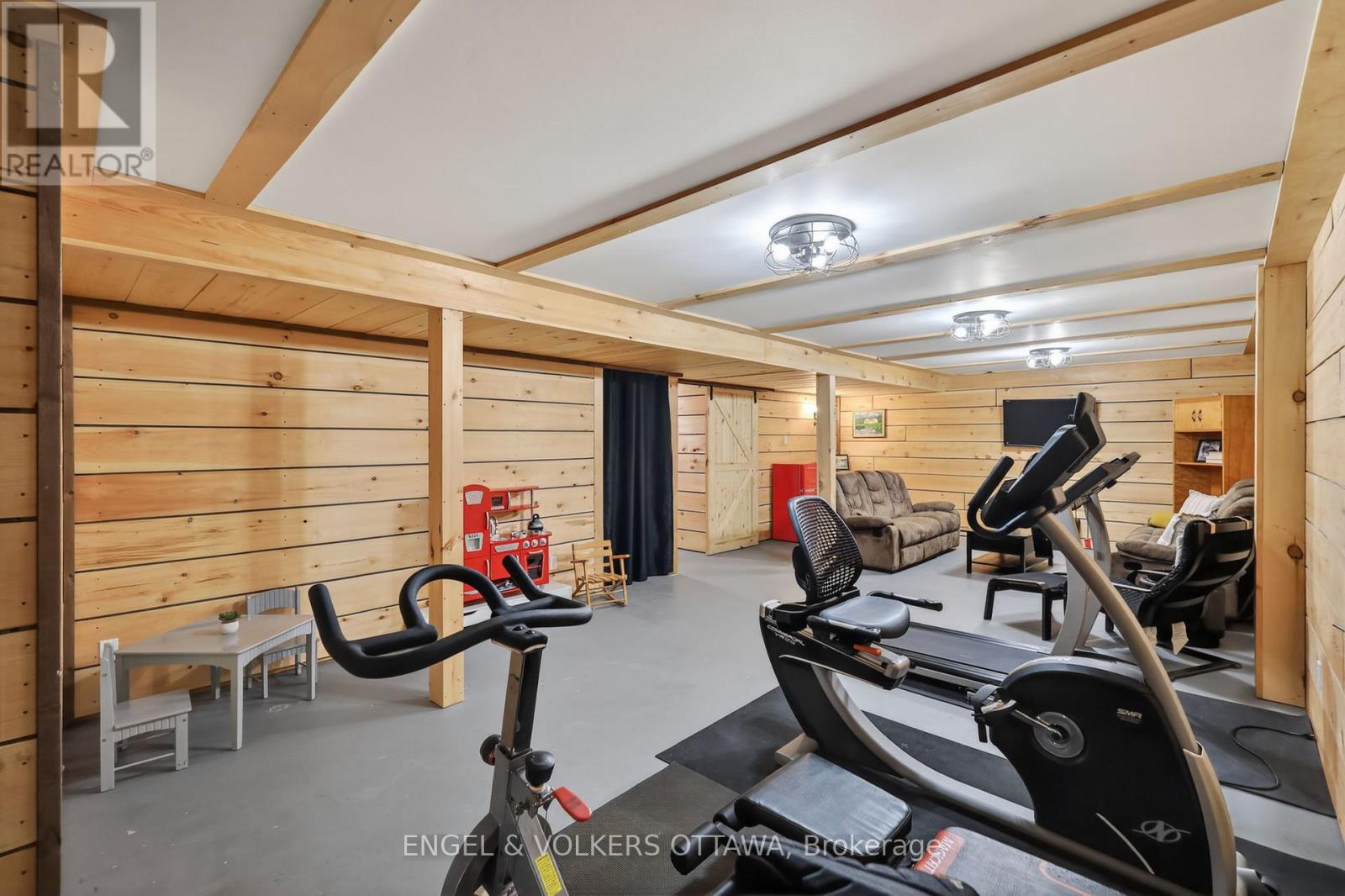 #6 164 MCCLINTOCK WAY - 35