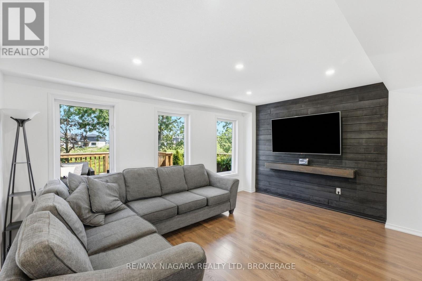 8571 DOGWOOD CRESCENT - 10