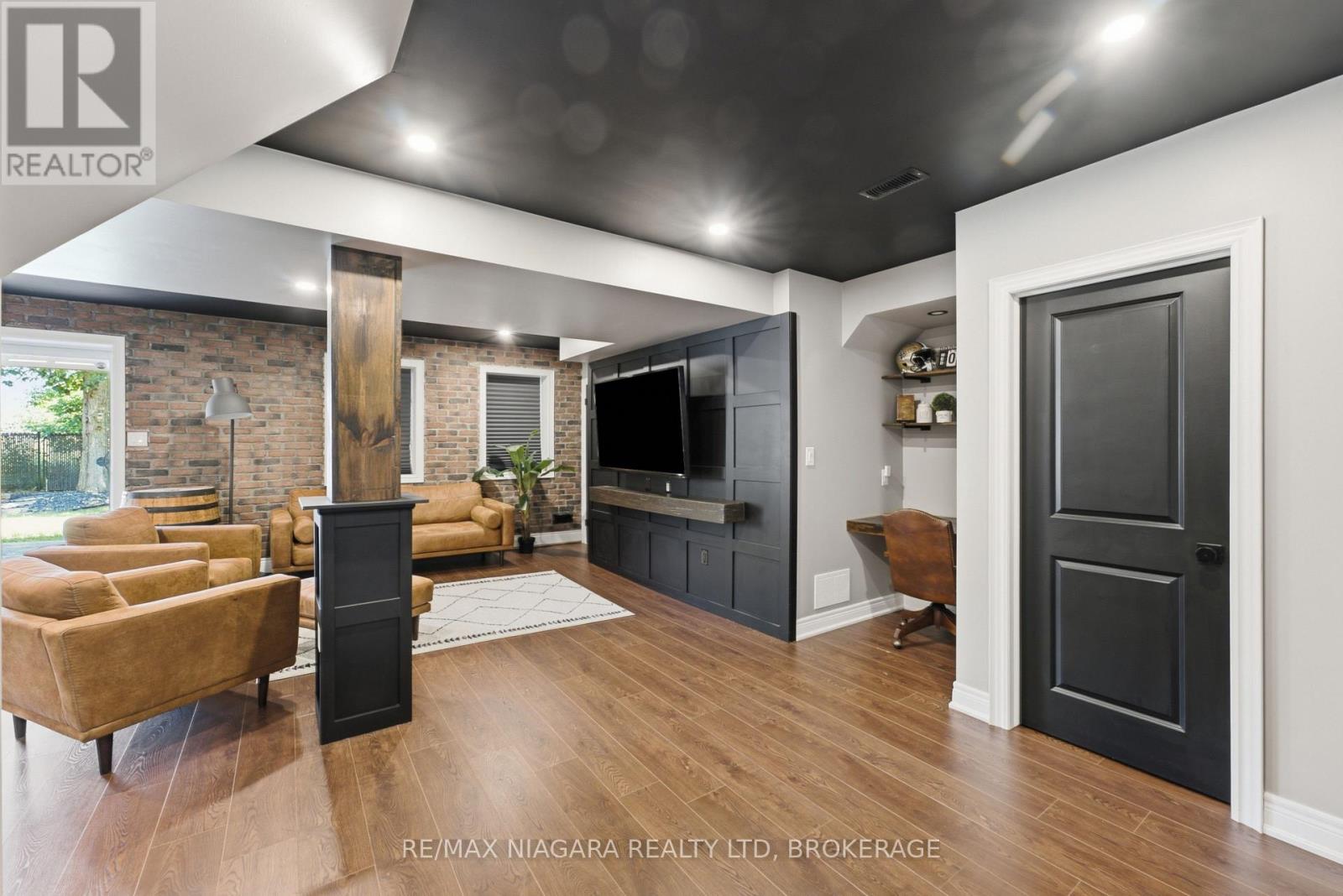 8571 DOGWOOD CRESCENT - 32
