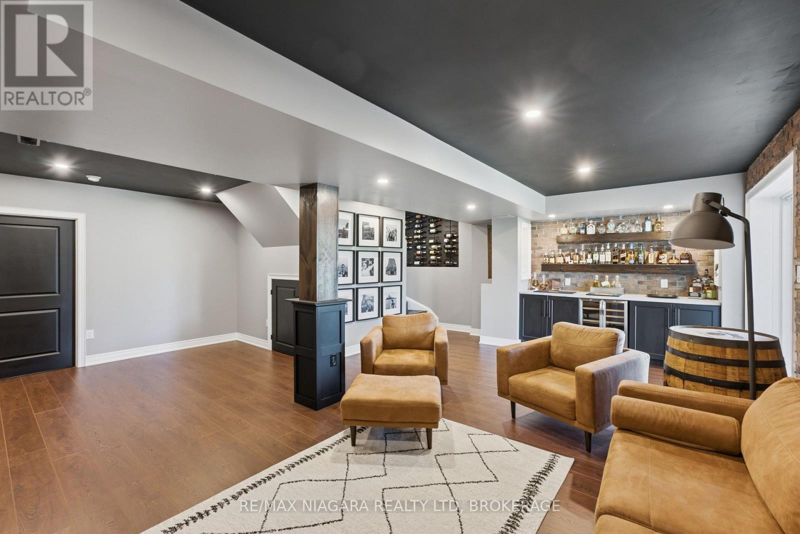8571 DOGWOOD CRESCENT - 33