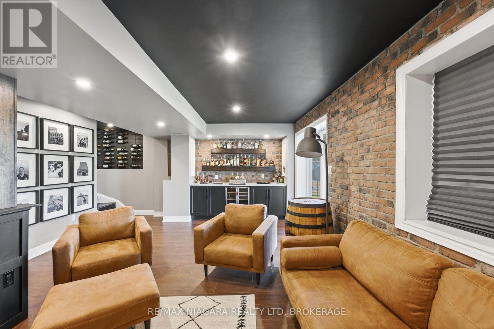 8571 DOGWOOD CRESCENT - 34