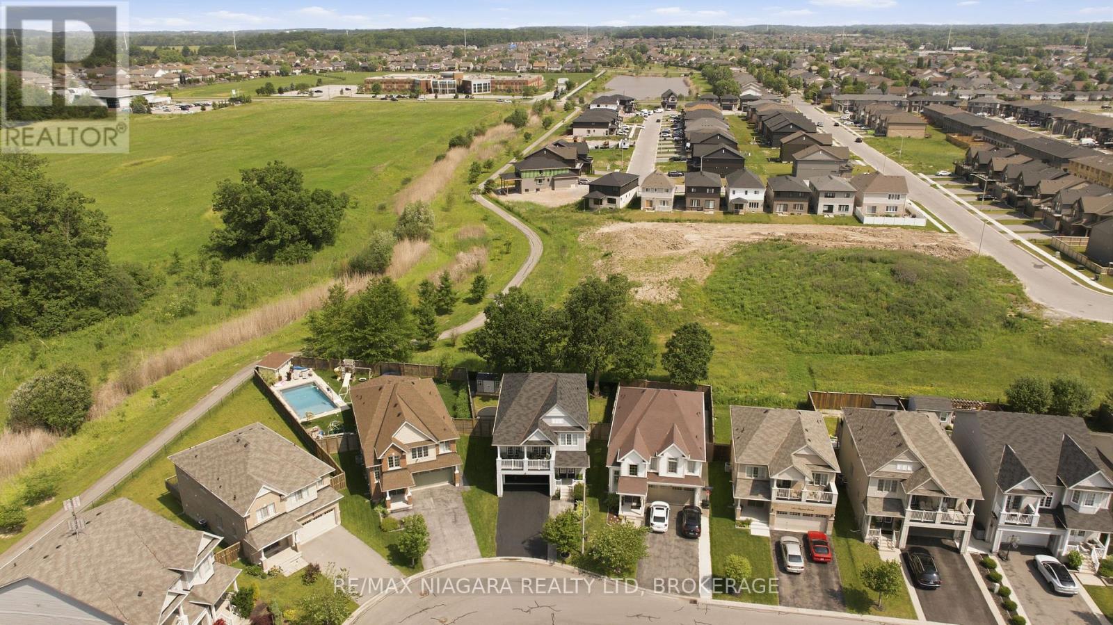 8571 DOGWOOD CRESCENT - 40
