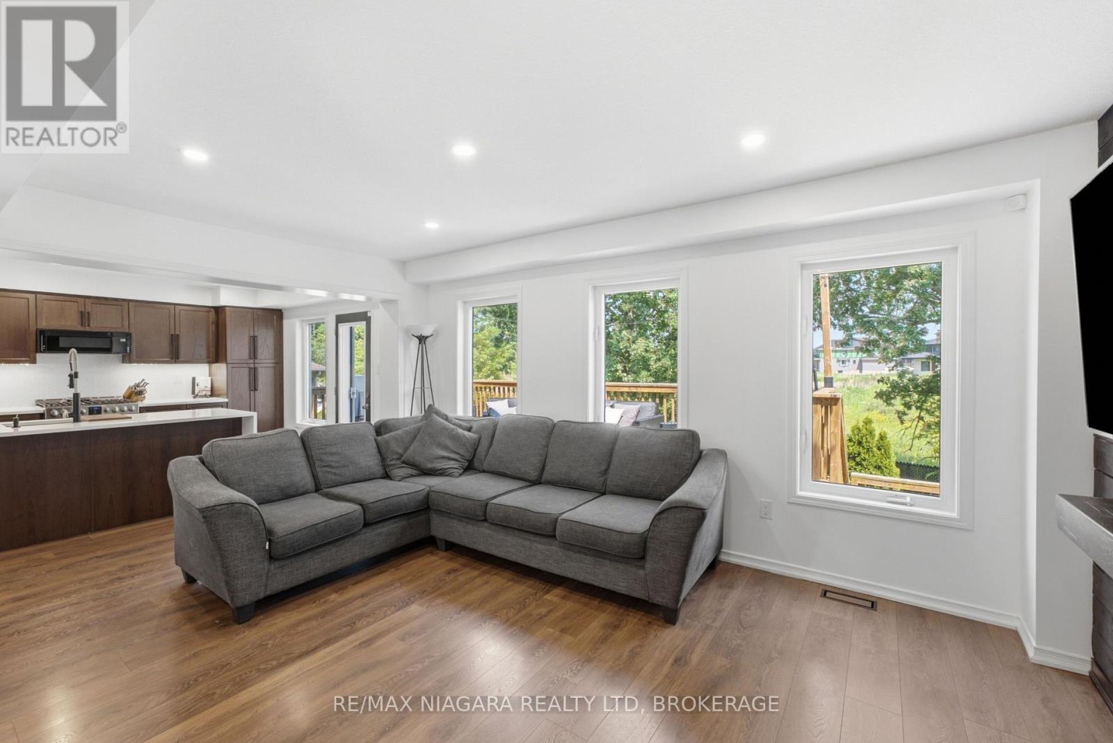 8571 DOGWOOD CRESCENT - 9