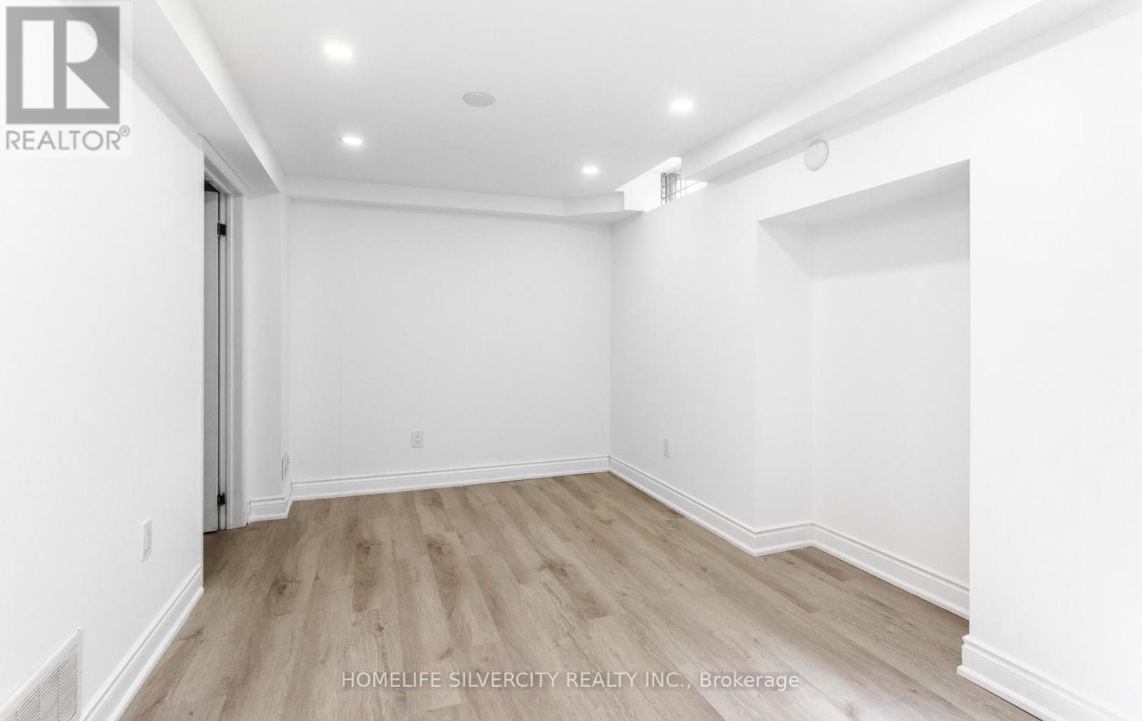 303 HICKORY CIRCLE - 40