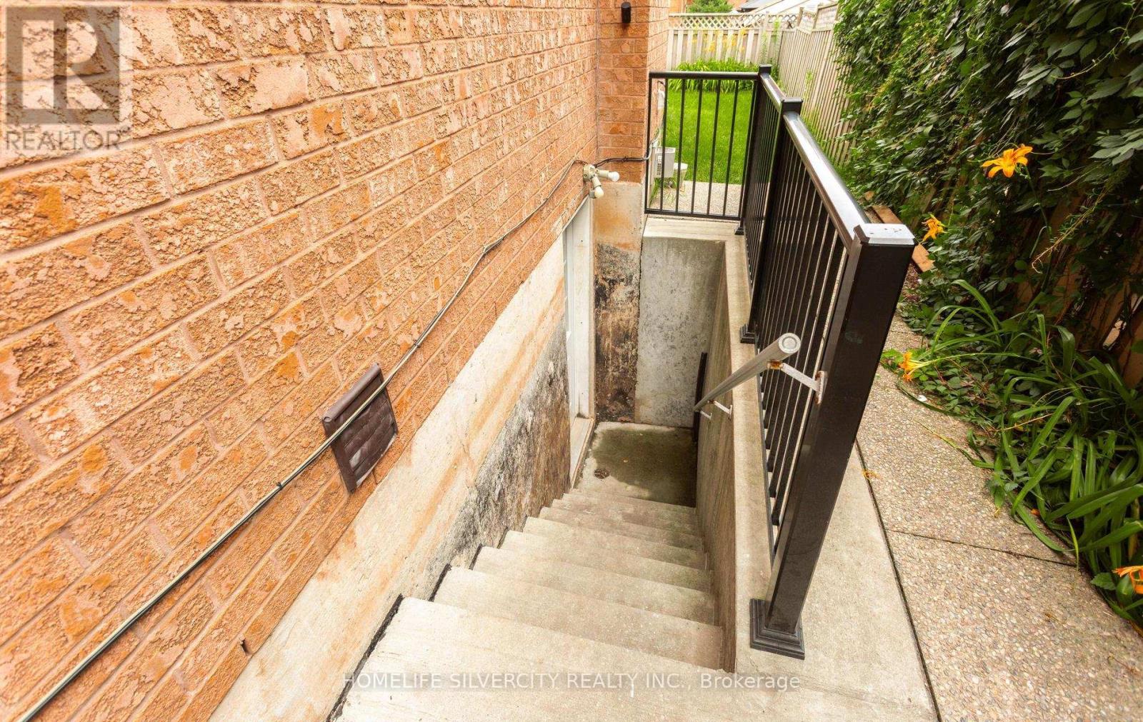 303 HICKORY CIRCLE - 44