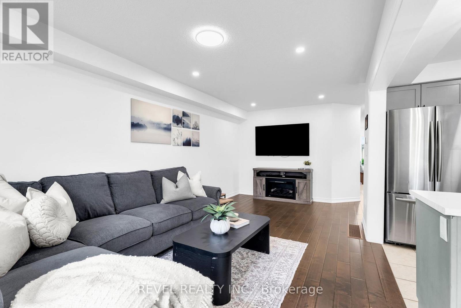 824 COOK CRESCENT - 11