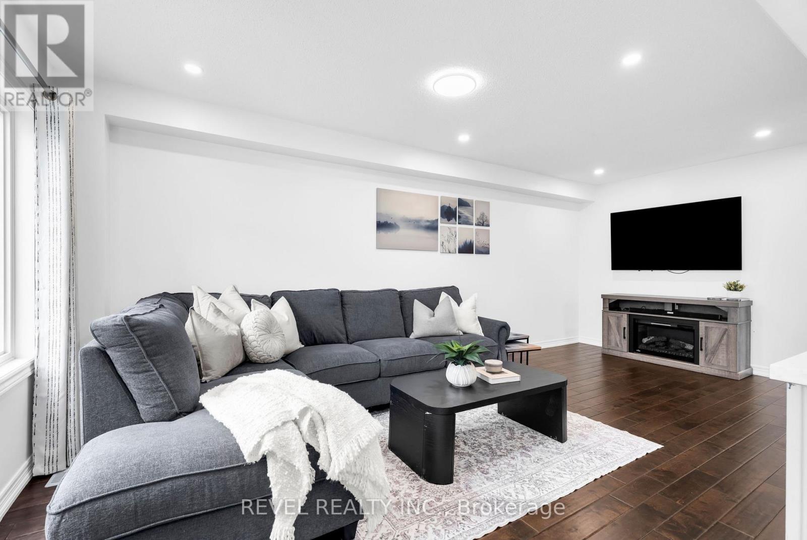 824 COOK CRESCENT - 13