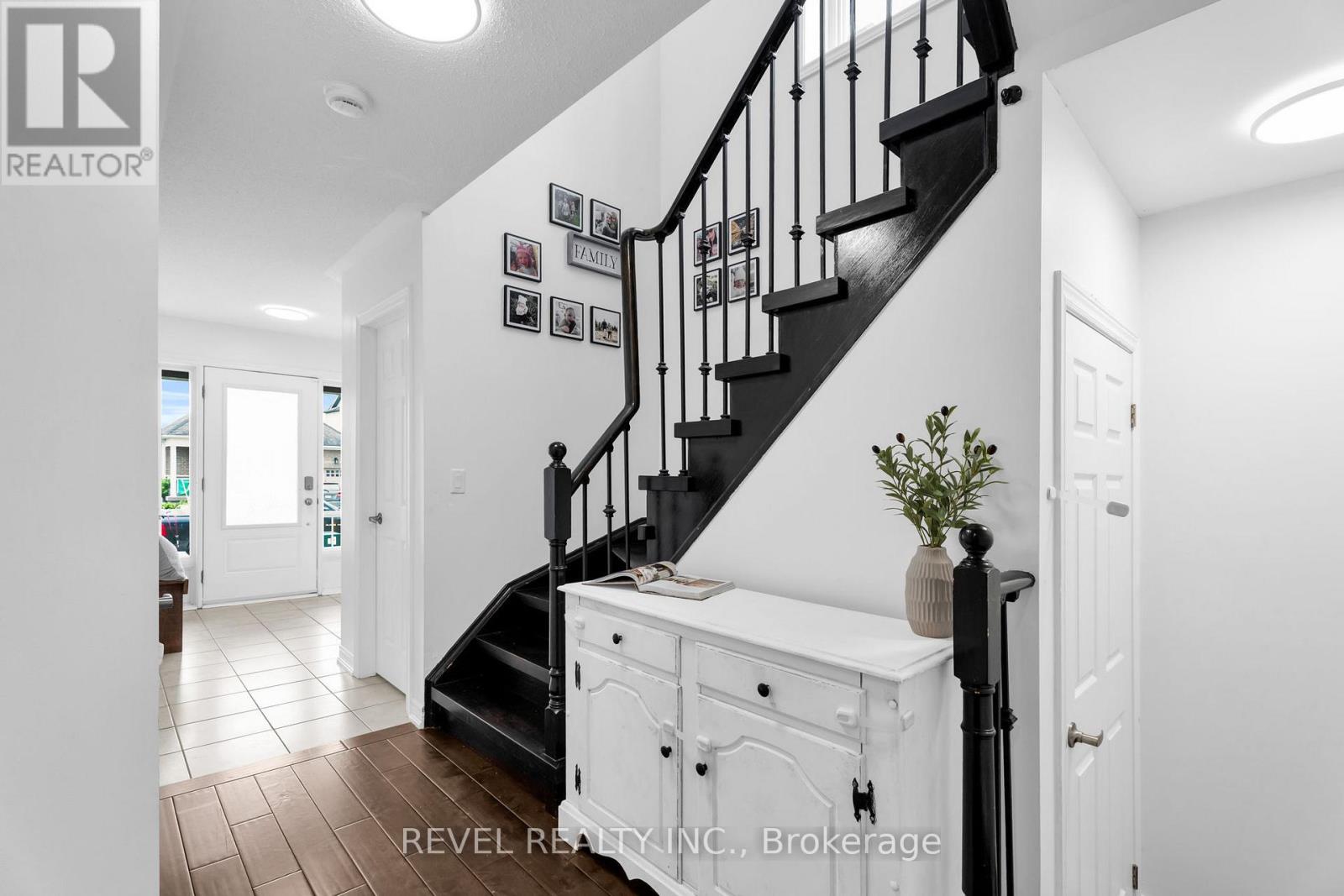 824 COOK CRESCENT - 3