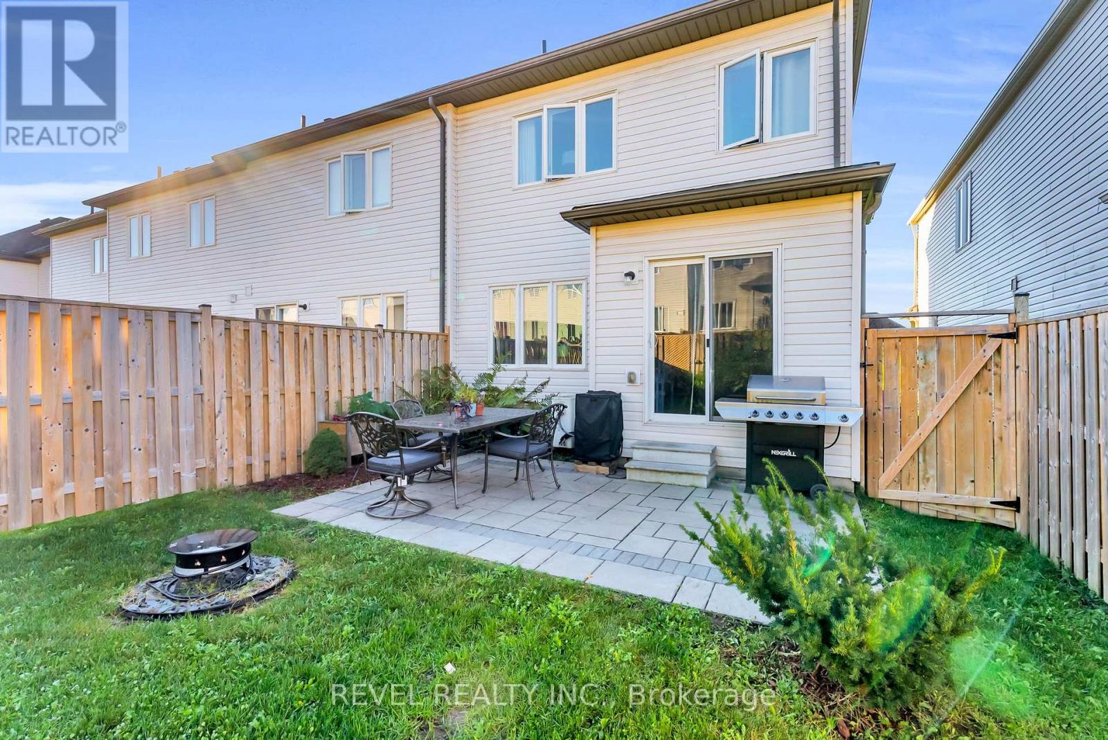 824 COOK CRESCENT - 32