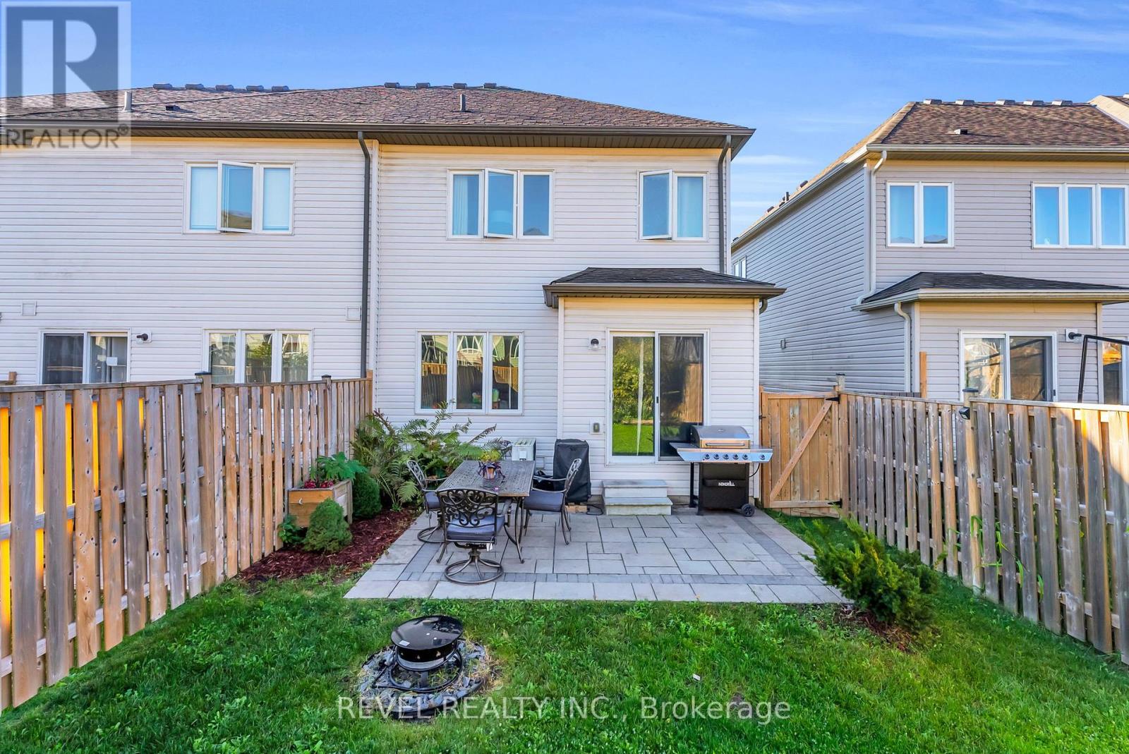 824 COOK CRESCENT - 33