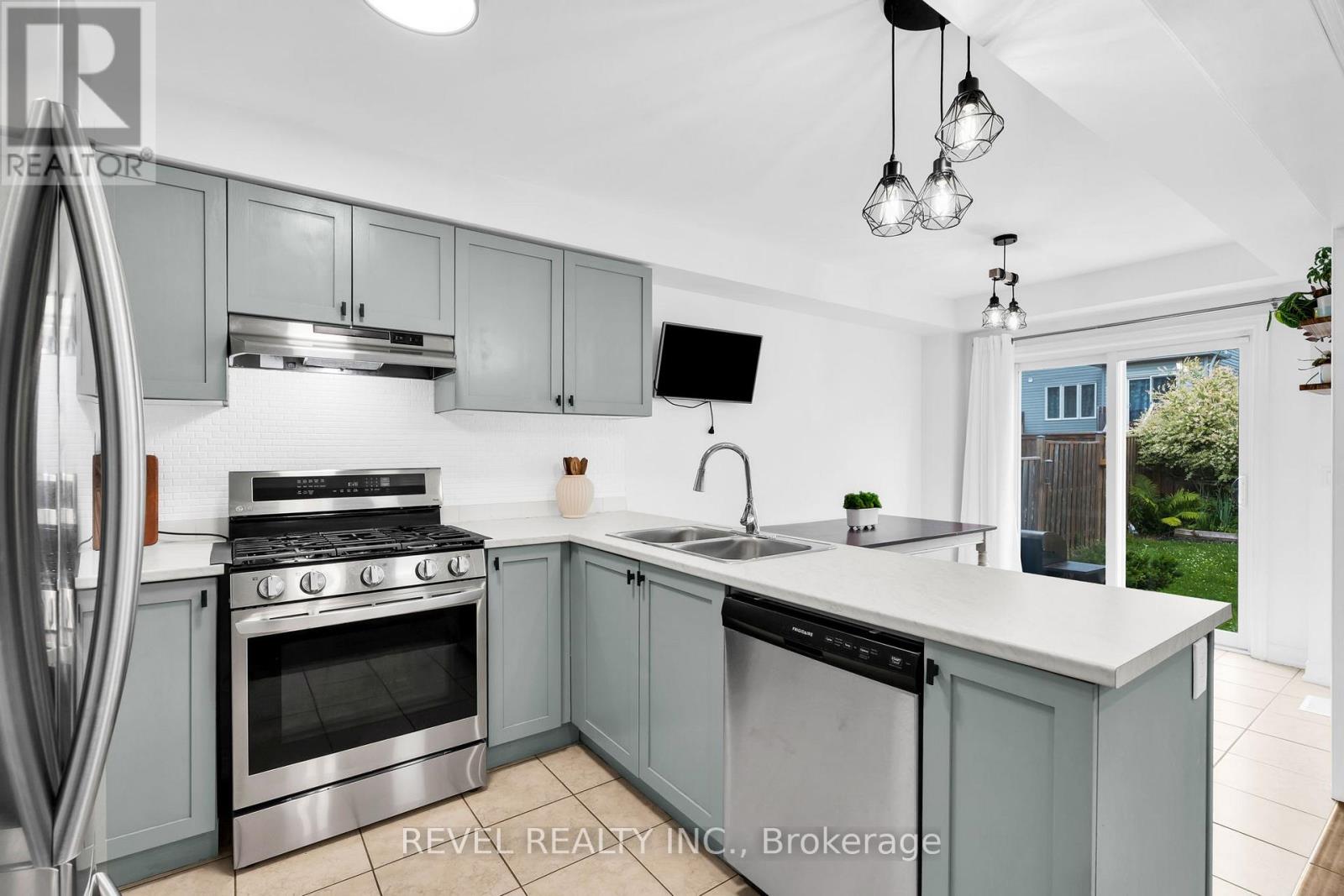 824 COOK CRESCENT - 6